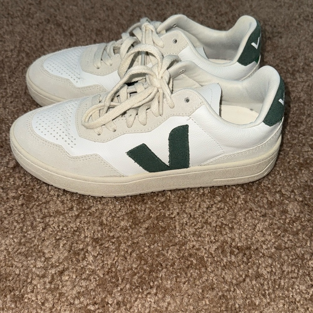Veja leather sneaker
